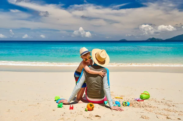 三岁小孩和父亲在海滩上 在塞舌尔马埃岛的夏季家庭度假 — 图库照片