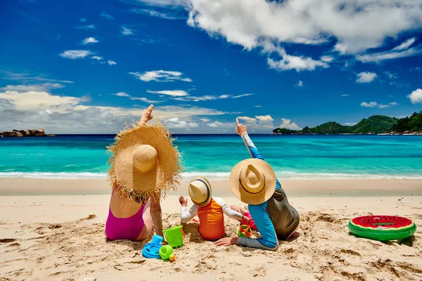 Rodina Pláži Mladý Pár Tříletým Chlapcem Letní Dovolená Seychelách — Stock fotografie