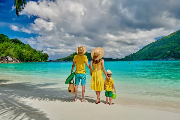 Família Praia Jovem Casal Amarelo Com Três Anos Idade Férias — Fotografia de Stock