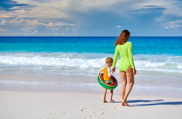 Menino Três Anos Praia Com Mãe Férias Família Verão Seychelles — Fotografia de Stock