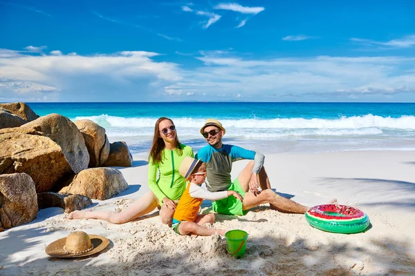 Família Praia Jovem Casal Com Menino Três Anos Férias Verão — Fotografia de Stock