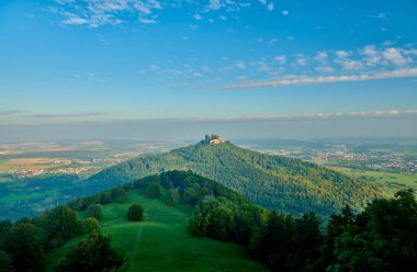 Hilltop Hohenzollern Kalesi Swabian Alpleri 'nde dağın tepesinde, Baden-Wurttemberg, Almanya