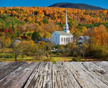 ABD 'nin Vermont kentindeki Stowe kasabasındaki Iconic New England kilisesi. 