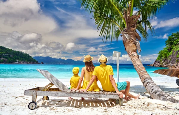 Gezin Prachtig Petite Anse Strand Jong Stel Met Drie Jaar — Stockfoto