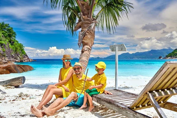 Family Beautiful Petite Anse Beach Young Couple Three Year Old — Stock Photo, Image