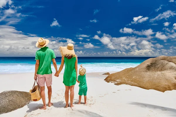 Família Bela Praia Anse Intendance Jovem Casal Verde Com Menino — Fotografia de Stock