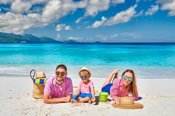Rodina Krásné Pláži Anse Soleil Mladý Pár Tříletým Batole Chlapce — Stock fotografie