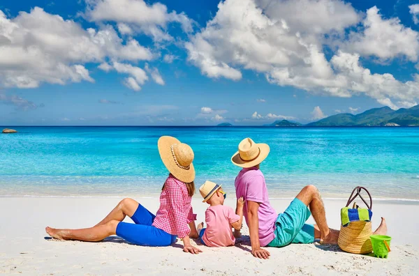 Famiglia Sulla Bellissima Spiaggia Anse Soleil Giovane Coppia Con Bambino — Foto Stock