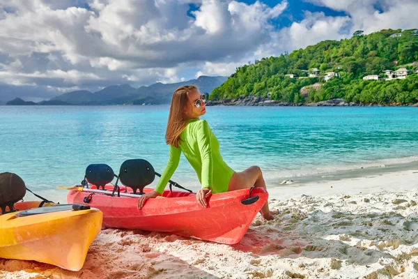 Kobieta Siedząca Kajaku Piękna Plaża Petite Anse Palmą Seszelach Mahe — Zdjęcie stockowe