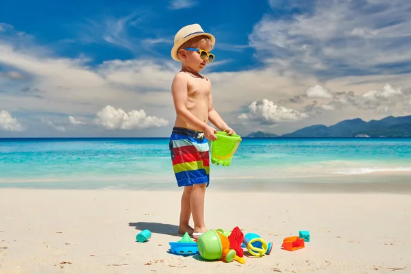 ビーチでビーチのおもちゃで遊んでいる3歳の幼児の少年 セーシェルでの夏休み — ストック写真