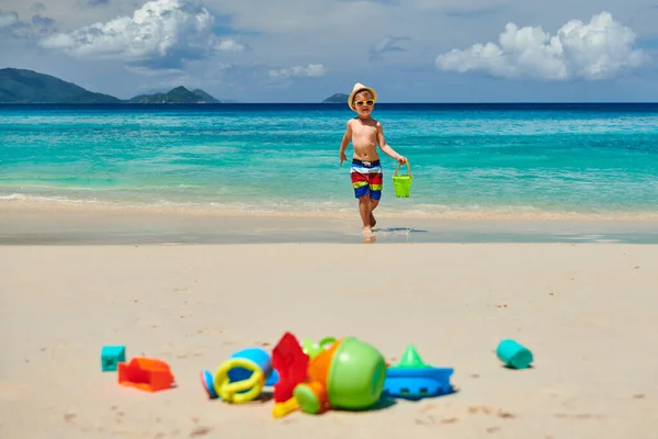 三岁小孩在海滩上玩海滩玩具 在塞舌尔马埃的夏季家庭假期 — 图库照片