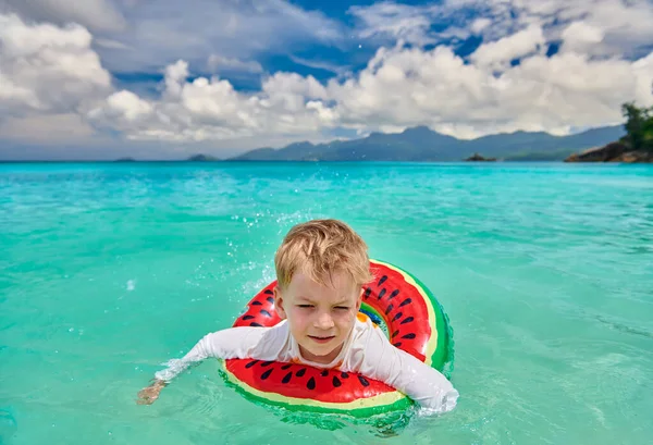 Menino Três Anos Praia Das Seychelles Nadando Com Anel Inflável — Fotografia de Stock