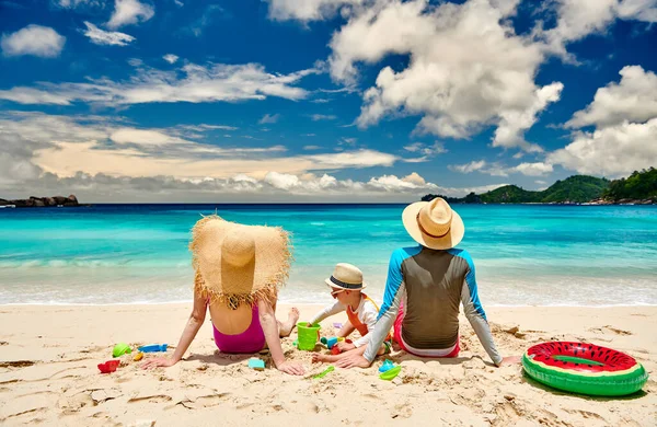 在海滩上的家人 和三岁男孩的年轻夫妇 在塞舌尔的暑假 — 图库照片