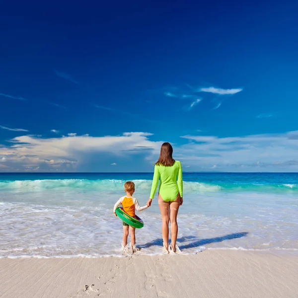 Menino Três Anos Praia Com Mãe Férias Família Verão Seychelles — Fotografia de Stock