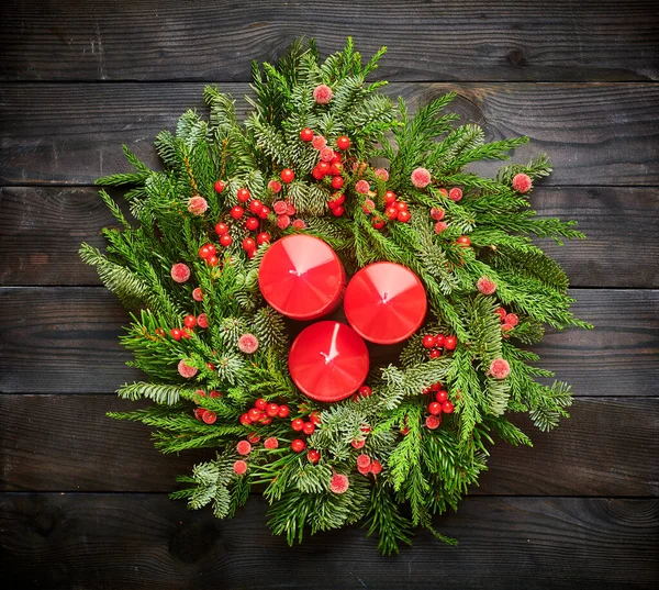 Corona Navidad Velas Sobre Fondo Rústico Oscuro Madera — Foto de Stock