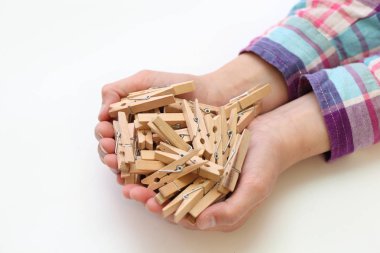 bir çocuğun elinde clothespins dönüştürün