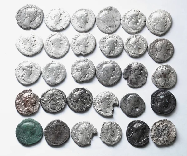 白色背景上的罗马银币 免版税图库照片