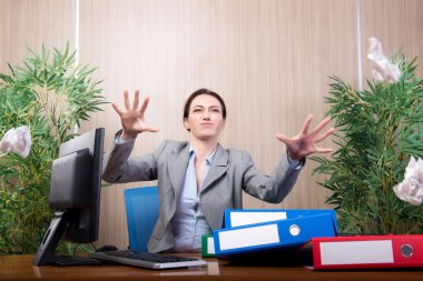 Kadın ofis gazetelerde savurma stres altında