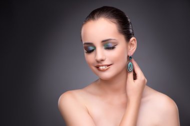 Güzel kadın göstermek uzakta onun mücevher moda kavramı