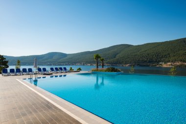 Aydınlık bir yaz gününde açık havada güzel bir yüzme havuzu.