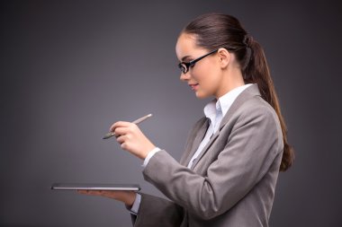 İş kadını iş konseptinde tablet bilgisayarda çalışıyor