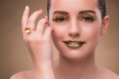Zarif kadın mücevher moda kavramı ile
