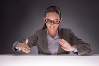 Genç iş kadını masada çalışma