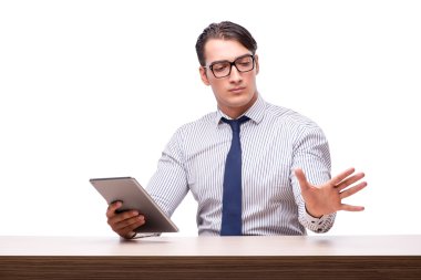 Yakışıklı işadamı wh izole tablet bilgisayar ile çalışma