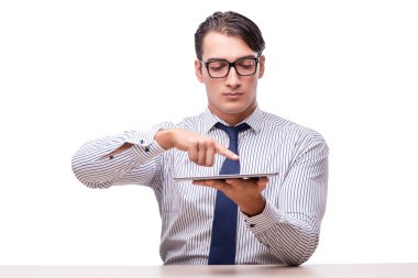 Yakışıklı işadamı wh izole tablet bilgisayar ile çalışma