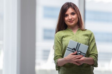 Genç kadın giftbox ile heyecanlı
