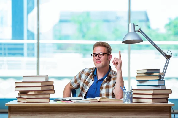 Joven estudiante masculino preparándose para los exámenes de secundaria —  Fotos de Stock