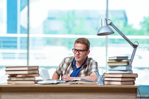 Jonge mannelijke student middelbare schoolexamens voorbereiden — Stockfoto