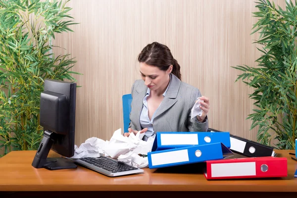 Empresária ocupada no escritório sob estresse — Fotografia de Stock