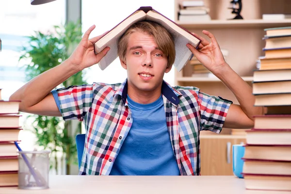 Unga studerande förbereder sig för universitetsprov — Stockfoto