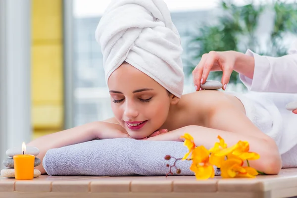 Jovem mulher no conceito de spa — Fotografia de Stock