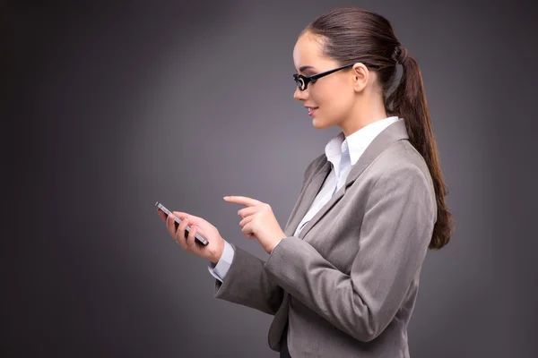Businesswoman texting and sending text messages — Stock Photo, Image