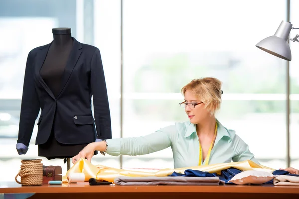 Femme tailleur travaillant sur de nouveaux vêtements — Photo