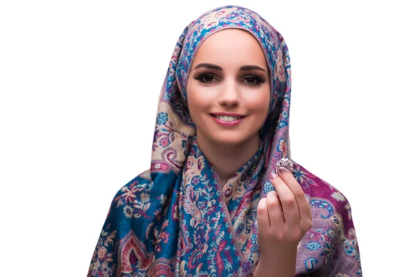 Mujer en la cubierta tradicional musulmana con anillo — Foto de Stock