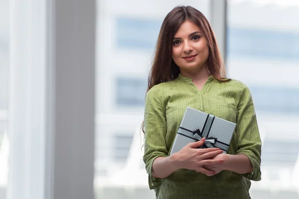 Young woman excited with giftbox — Stock Photo, Image