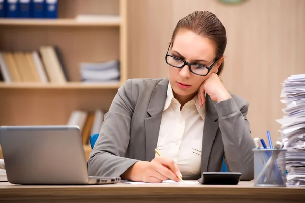 Affärskvinna under stress från för mycket arbete på kontoret — Stockfoto