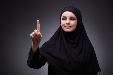 Koyu arka plan siyah elbiseli Müslüman kadın
