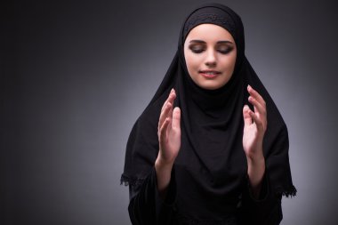 Koyu arka plan siyah elbiseli Müslüman kadın