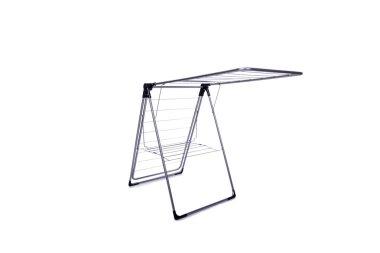 Katlanabilir çamaşır atı beyaz arkaplanda izole edildi