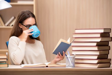 Üniversite sınavlarına hazırlanan genç öğrenci.