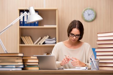 Üniversite sınavlarına hazırlanan genç öğrenci.