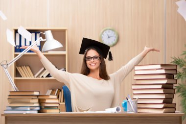 Üniversite sınavlarına hazırlanan genç öğrenci.