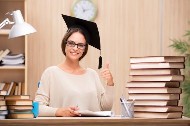 Üniversite sınavlarına hazırlanan genç öğrenci.