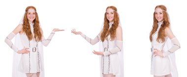 Beyaz tenli, açık renkli, büyüleyici elbiseli güzel bayan.