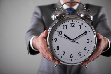 İşadamı masa saati içinde iş kavramı ile
