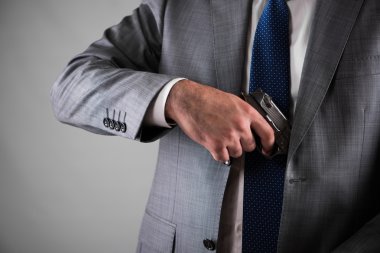 Adam cebinden silahını çekerek